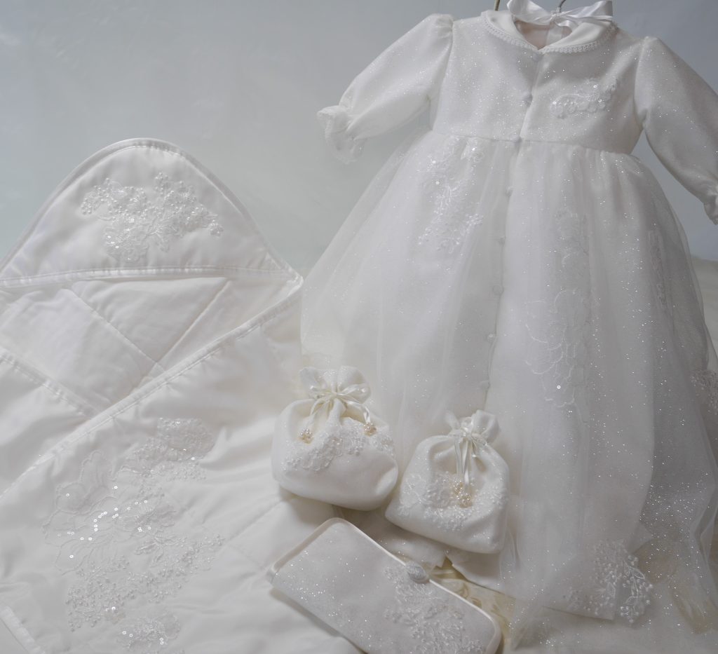 リメイクしたベビードレスとポーチなど