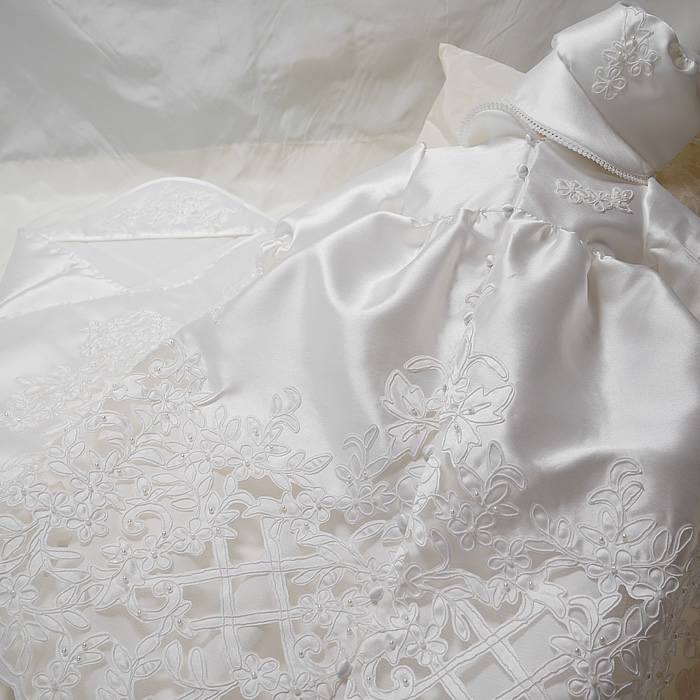 ドレスリメイクしたカットワークベビードレス