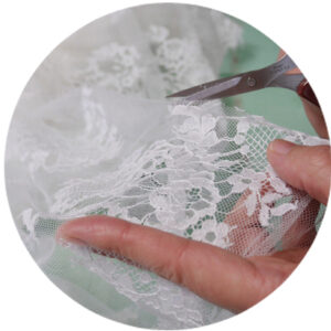 レースを特別なハサミで丁寧にカット