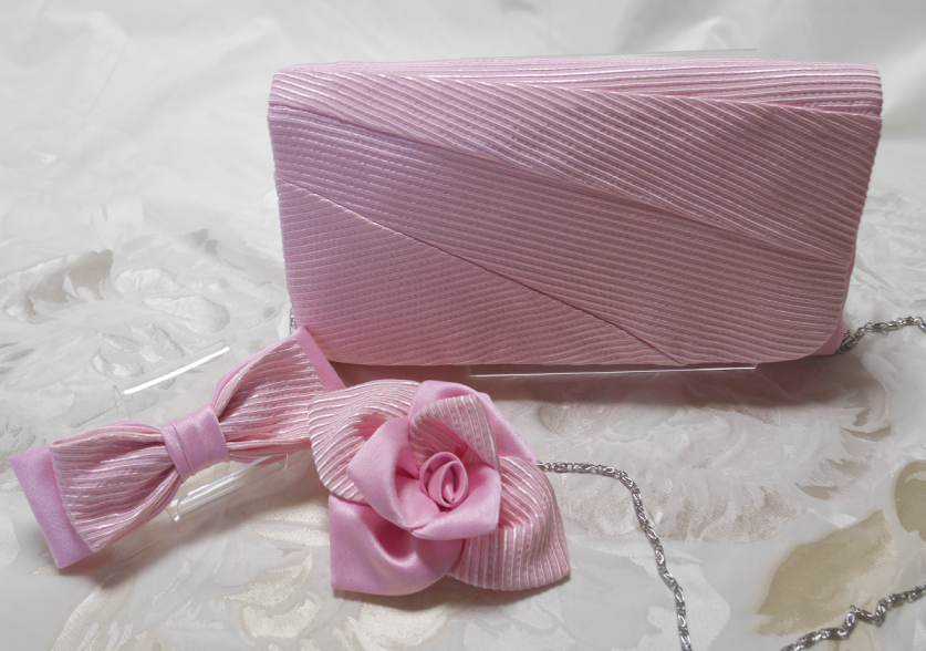 ウェディングドレスをリメイクしたピンクのパーティーバッグ