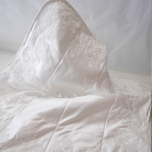 ウェディングドレスをリメイクしたおくるみ