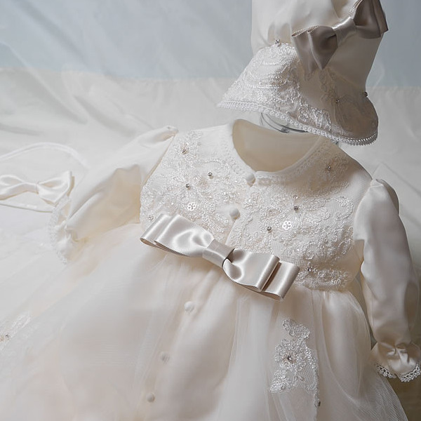 ウェディングドレスからリメイクしたベビードレス