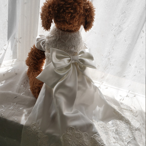 ウェディングドレスリメイクの犬用ドレス
