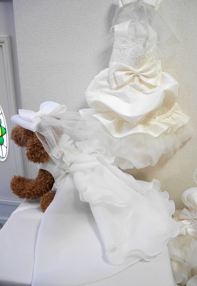 ウェディングドレス生地の犬用ウェディングドレス