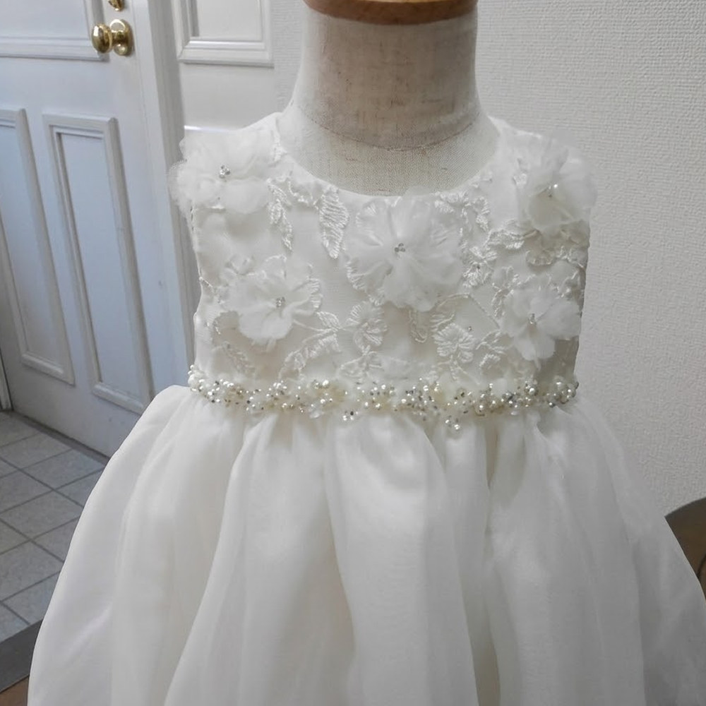 元ウェディングドレスのレースと花モチーフを活かしたファーストドレスの身頃デザイン