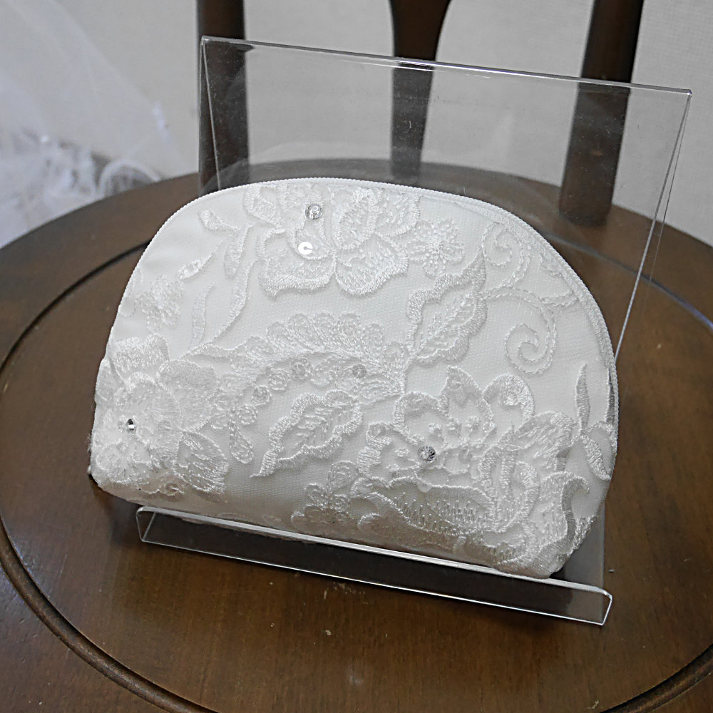 ウェディングドレスのレースを使用して制作したリメイクポーチ
