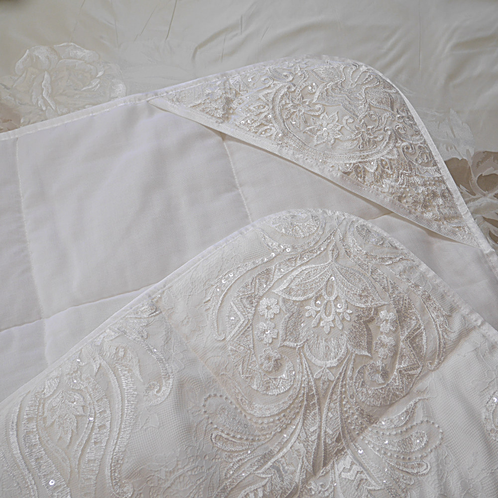 ウェディングドレスリメイクしたおくるみ