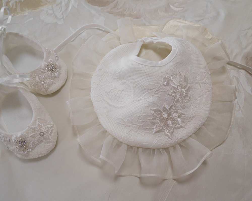 ウェディングドレスをリメイクしたスタイとベビーシューズ