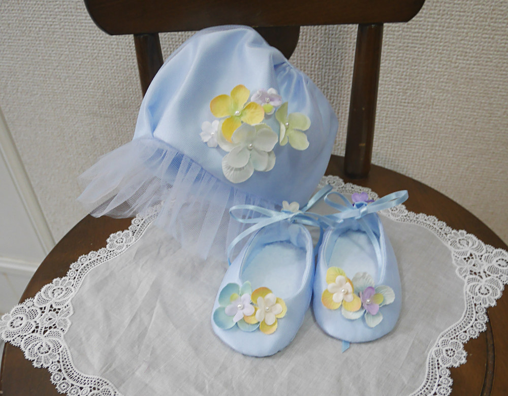 カラードレスをリメイクしたベビー帽子とベビーシューズ