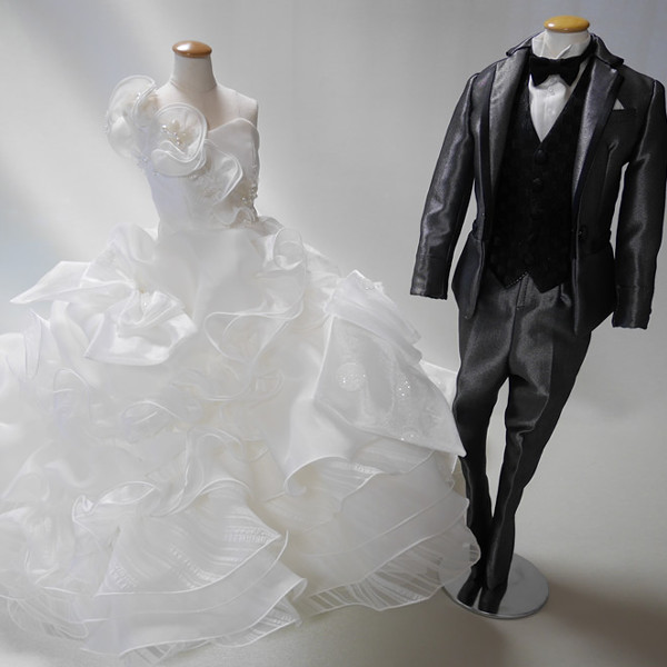 ウェディングドレスとタキシードをミニチュアに